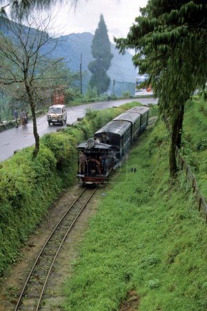 Téléchargez les photos : Train Chemins de fer ; Train jouet du patrimoine mondial ; darjeeling ; bengale occidental ; Inde - en image libre de droit