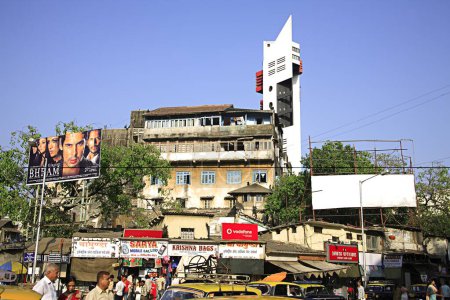 Foto de Cartel de cine y edificios en Krantiveer Vasantrao Narayanrao Naik Chowk llamado Tardeo Chowk, Bombay ahora Mumbai, Maharashtra, India - Imagen libre de derechos