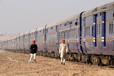 Téléchargez les photos : Rajasthani accompagnateur de Heritage on Wheels Voyage dans le train touristique de luxe passé ; Rajasthan ; Inde - en image libre de droit