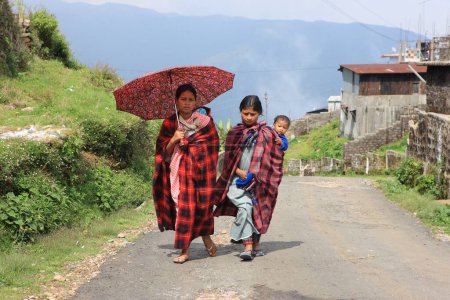 Téléchargez les photos : Femmes tribales Khasi portant des enfants sur le dos, Cherrapunjee, Sohra, Meghalaya, Inde - en image libre de droit
