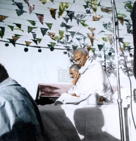 Téléchargez les photos : Khan Abdul Ghaffar Khan et Mahatma Gandhi lors d'une réunion publique, Inde, Asie, octobre 1938 - en image libre de droit