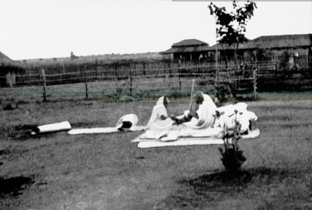 Téléchargez les photos : Kasturba Gandhi et Mahatma Gandhi assis dehors à l'Ashram de Sevagram, 1938 - en image libre de droit