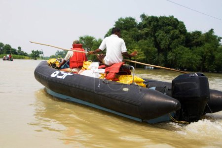 Téléchargez les photos : Force de BSF entreprenant une opération de sauvetage ; inondation de la rivière Kosi en 2008 ; district de Purniya ; Bihar ; Inde - en image libre de droit