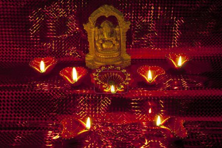 Ganpati ídolo con lámparas de aceite de barro en el festival diwali Mumbai Maharashtra India Asia