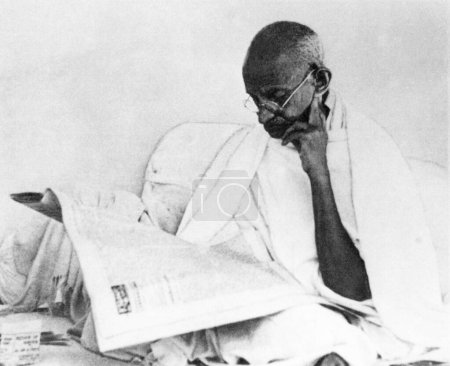 Foto de Mahatma Gandhi reading newspaper, 1946, India - Imagen libre de derechos