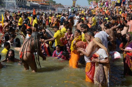 Téléchargez les photos : Sadhu baignade dans la rivière shipra, kumbh mela, Ujjain, Madhya pradesh, Inde, Asie - en image libre de droit