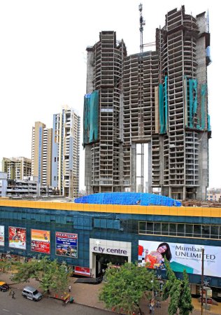 Téléchargez les photos : Construction de bâtiments et complexe commercial dans la zone centrale de Mumbai Bombay Mumbai, Maharashtra, Inde - en image libre de droit