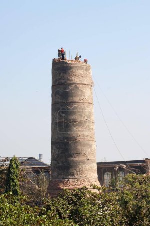 Téléchargez les photos : Ouvriers brisant Elphinstone Mills Cheminée, Mumbai, Maharashtra, Inde, Asie - en image libre de droit