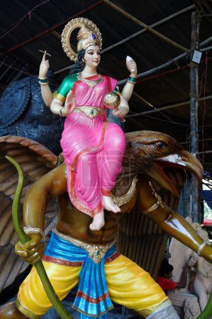 Téléchargez les photos : Dasera Festival Durga assis sur l'aigle Mumbai Maharashtra Inde Asie - en image libre de droit