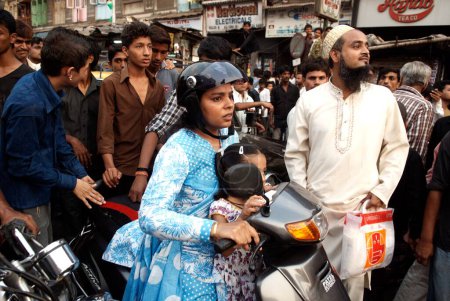 Foto de Madre molesta conduciendo dos ruedas con su hija atascada en un atasco de tráfico en Bombay Mumbai, Maharashtra, India - Imagen libre de derechos