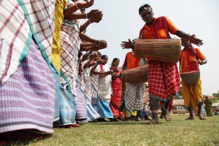 Téléchargez les photos : Personnes exécutant la danse tribale, birbhum, bengale occidentale, Inde, Asie - en image libre de droit