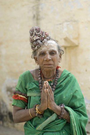 Téléchargez les photos : Une femme priant au temple Thiruvannamalai ; Tamil Nadu ; Inde - en image libre de droit