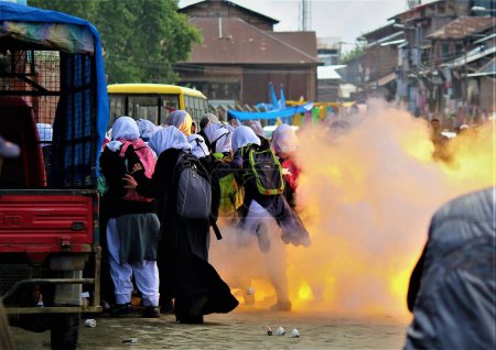 Foto de Explota proyectil de gas lacrimógeno cerca de la protesta de estudiantes de Cachemira, Cachemira, India, Asia - Imagen libre de derechos