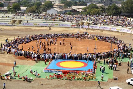 Foto de Amistoso partido kabaddi entre la India y Pakistán celebrado para las celebraciones de 300 años de consagración del Guru perpetuo Granth Sahib, campo de deportes de Khalsa en Nanded, Maharashtra, India - Imagen libre de derechos