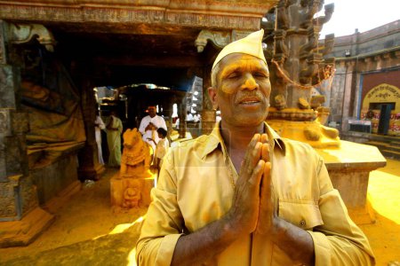 Téléchargez les photos : Les dévots paient leur obéissance au célèbre temple jejuri, pune, Maharashtra, Inde - en image libre de droit