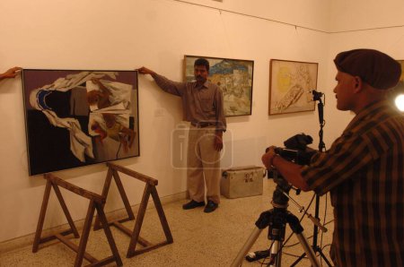 Foto de M.F.) Hussains Maqbool Fida Hussain exposición siendo fotografiado en la galería de arte Jehangir en diciembre de 2005; Bombay Mumbai; Maharashtra; India - Imagen libre de derechos