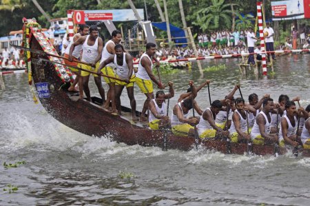 Foto de Snake boats Carreras en el lago Punnamada en Alleppey Kerala India - Imagen libre de derechos