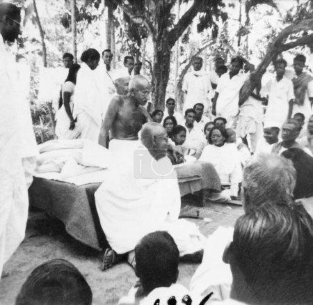 Foto de Mahatma Gandhi en una reunión pública en las zonas afectadas por disturbios en Noakhali Bengala Oriental, noviembre de 1946, India, Satish Das Gupta, Amtus Salam, India - Imagen libre de derechos