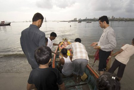 Téléchargez les photos : Cérémonie d'immersion du seigneur ganesh éléphant dirigé dieu à la plage de Mahim, festival Ganesh Ganpati, Bombay maintenant Mumbai, Maharashtra, Inde - en image libre de droit