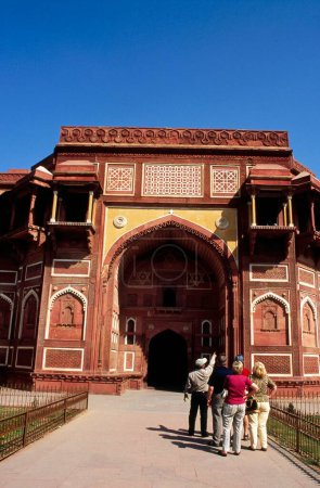Téléchargez les photos : Guides et touristes étrangers à Jahangir Mahal, Agra Fort, Uttar Pradesh, Inde - en image libre de droit