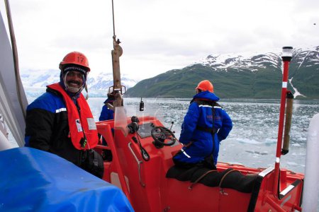 Foto de Un hombre que se prepara para bajar el bote salvavidas cerca del glaciar Hubbard; el glaciar de marea más largo de Alaska; el parque nacional Saint Elias; la bahía de desencanto; Alaska; Estados Unidos de América - Imagen libre de derechos