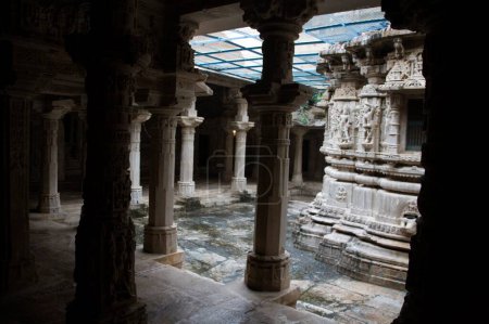 Foto de Pilares y galería alrededor de 2000 años de antigüedad monumento antiguo en Adinath Jain templo Patrimonio; Pueblo Dilwara; Udaipur; Rajastán; India - Imagen libre de derechos