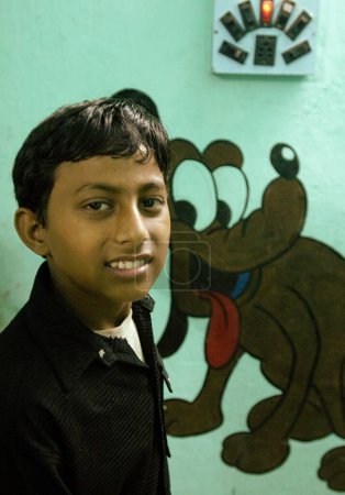 Foto de Indian Street Children Raja, Who Live and Work on the Street, Howrah, Calcuta, West Bengal, India - Imagen libre de derechos