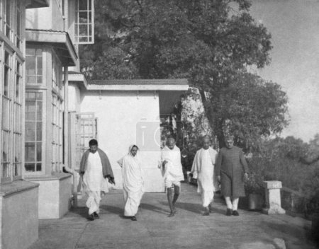 Foto de Devdas Gandhi, Manibehn Patel, Mahatma Gandhi, Sardar Vallabhbhai Patel y en Simla, 1945, India - Imagen libre de derechos