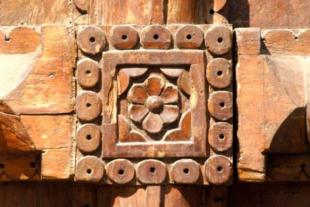 Foto de Vista cercana de la puerta ricamente tallada en madera fijada en ladrillo en la entrada del segundo palacio de Vishrambaug Wada de Peshve el rey de Maratha; Pune; Maharashtra; India - Imagen libre de derechos
