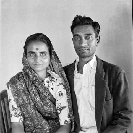 Foto de Viejo vintage 1900 s negro y blanco estudio retrato de indio pareja hombre mujer marido esposa usando sari chaqueta India 1940 - Imagen libre de derechos