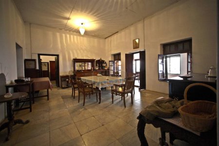 Téléchargez les photos : Maison de repos coloniale près de Sarnath, Varanasi, Uttar Pradesh, Inde - en image libre de droit
