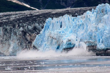 Foto de Hielo de parto que cae del glaciar Hubbard; el glaciar de marea más largo de Alaska; Parque Nacional Saint Elias; bahía de desencanto; Alaska; Estados Unidos de América - Imagen libre de derechos