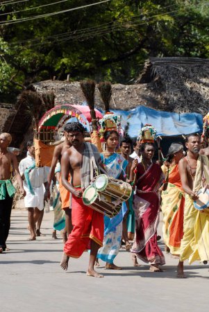 Téléchargez les photos : Theertha Kavadi, Agni Nakshatram est une partie la plus chaude de 14 jours de l'année, à Kodumudi fervents dévots recueillir l'eau de la rivière Cauvery dans les kavadis à Palani pour abhishekam de la divinité, majestueuse procession giri vidhi ronde Palani, Tamil Nadu, Inde - en image libre de droit