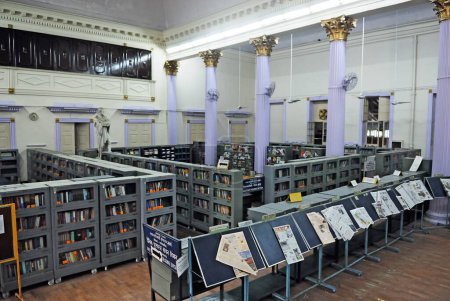 Foto de Soporte de periódicos y estantes de libros en la biblioteca asiática del ayuntamiento Bombay Mumbai, Maharashtra, India - Imagen libre de derechos