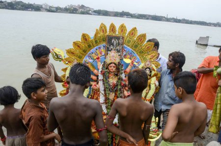 Téléchargez les photos : Immersion d'idoles de durga de déesse à Hooween River, Kolkata, Bengale occidental, Inde, Asie - en image libre de droit