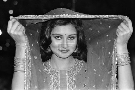 Téléchargez les photos : Vieux millésime indien années 1980 noir et blanc bollywood cinéma hindi film actrice, Inde, Poonam Dhillon, actrice indienne - en image libre de droit