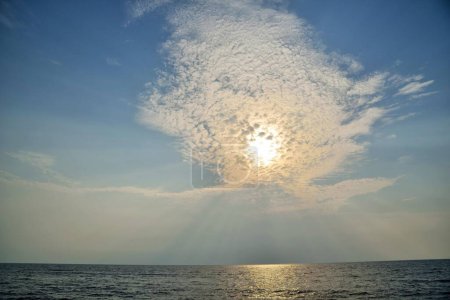 Sol detrás de las nubes, Playa del Bhagal, Valsad, Gujarat, India, Asia