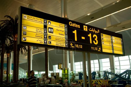 Téléchargez les photos : Panneau noir 1-13 numéros porte de l'aéroport international de Dubaï, Dubaï Moyen-Orient Émirats arabes unis - en image libre de droit