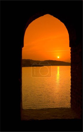 Foto de Champaner Pavagadh; amanecer en Vada talao; a través de la ventana del pabellón Kabutar Khana, que es un resort de verano; Champaner; distrito Panchmahals; Gujarat; India; Asia - Imagen libre de derechos