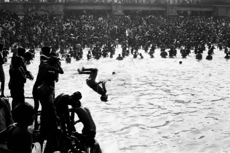 Téléchargez les photos : Garçon plongée saut périlleux Makar Sankranti Hoogly rivière Kolkata Bengale occidental Inde Asie 1977 - en image libre de droit