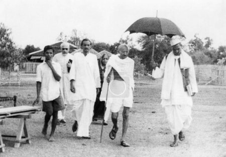 Téléchargez les photos : Un garçon, Abdul Kalam Maulana Azad, Acharya Kripalani, Sarojini Naidu, Mahatma Gandhi et Rajendra Prasad marchant dans l'ashram de Sevagram, 1940, Inde - en image libre de droit