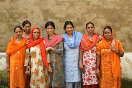 Foto de Mujeres rurales integrantes del grupo de micro crédito Iniciativa económica iniciada por la ONG Chinmaya Organización de Desarrollo Rural CORD, Sidhbari, Himachal Pradesh, India - Imagen libre de derechos
