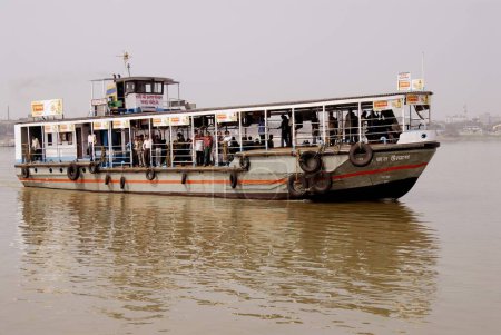 Téléchargez les photos : Ferry-boat traversant HooApproximativement rivière près de Howrah ; Calcutta ; Bengale occidental ; Inde - en image libre de droit