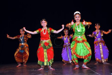 Téléchargez les photos : Bharatnatyam danseuse en action, Calcutta Kolkata, Bengale occidental, Inde - en image libre de droit