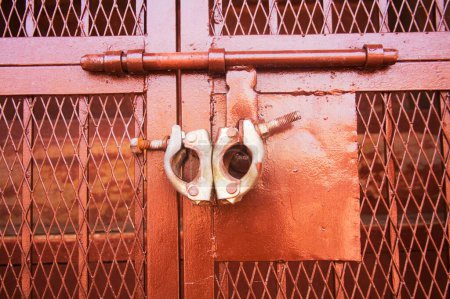 Cerradura y sello indio en la puerta; arquitectura de piedra de arena roja de Jodhabai Mahal; Fatehpur Sikari; Uttar Pradesh; India