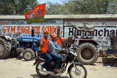Téléchargez les photos : Samajwadi party Supports sur moto Varanasi uttar pradesh Inde Asie - en image libre de droit
