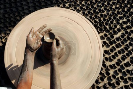 Téléchargez les photos : Potter tenant des lampes en terre sur la roue pour Diwali Jodhpur Rajasthan Inde Asie - en image libre de droit