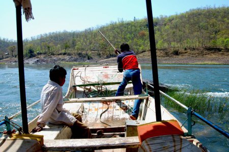 Téléchargez les photos : Deux pêcheurs en bateau rivière Narmada ; Omkareshwar ; Indore ; Madhya Pradesh ; Inde - en image libre de droit