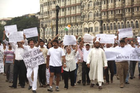 Foto de Miles de Mumbaikars participaron en una marcha de protesta masiva frente al hotel Taj Mahal después del ataque terrorista de Deccan Mujahedeen el 26 de noviembre de 2008 en Bombay Mumbai, Maharashtra, India - Imagen libre de derechos