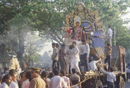 Téléchargez les photos : Durga immersion dans le parc shivaji à dadar mumbai Inde - en image libre de droit